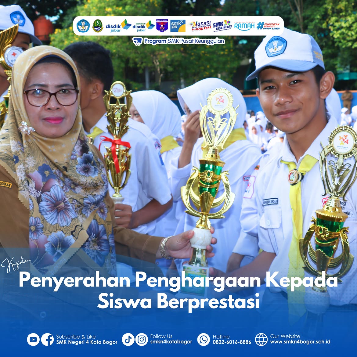 Penyerahan Penghargaan Kepada Siswa Berprestasi